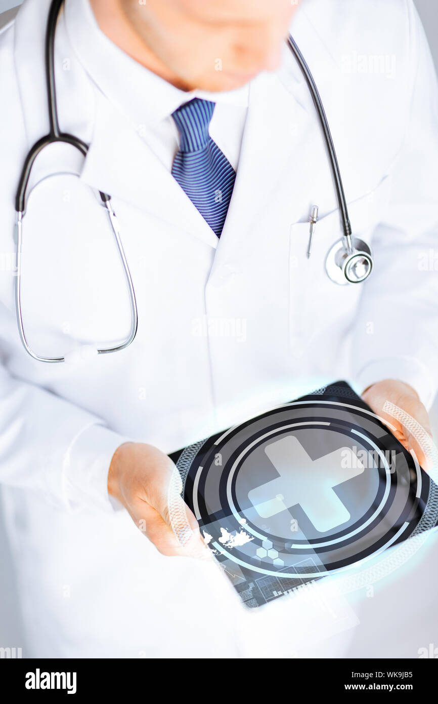 Close up of male doctor holding tablet pc avec l'application médicale Banque D'Images