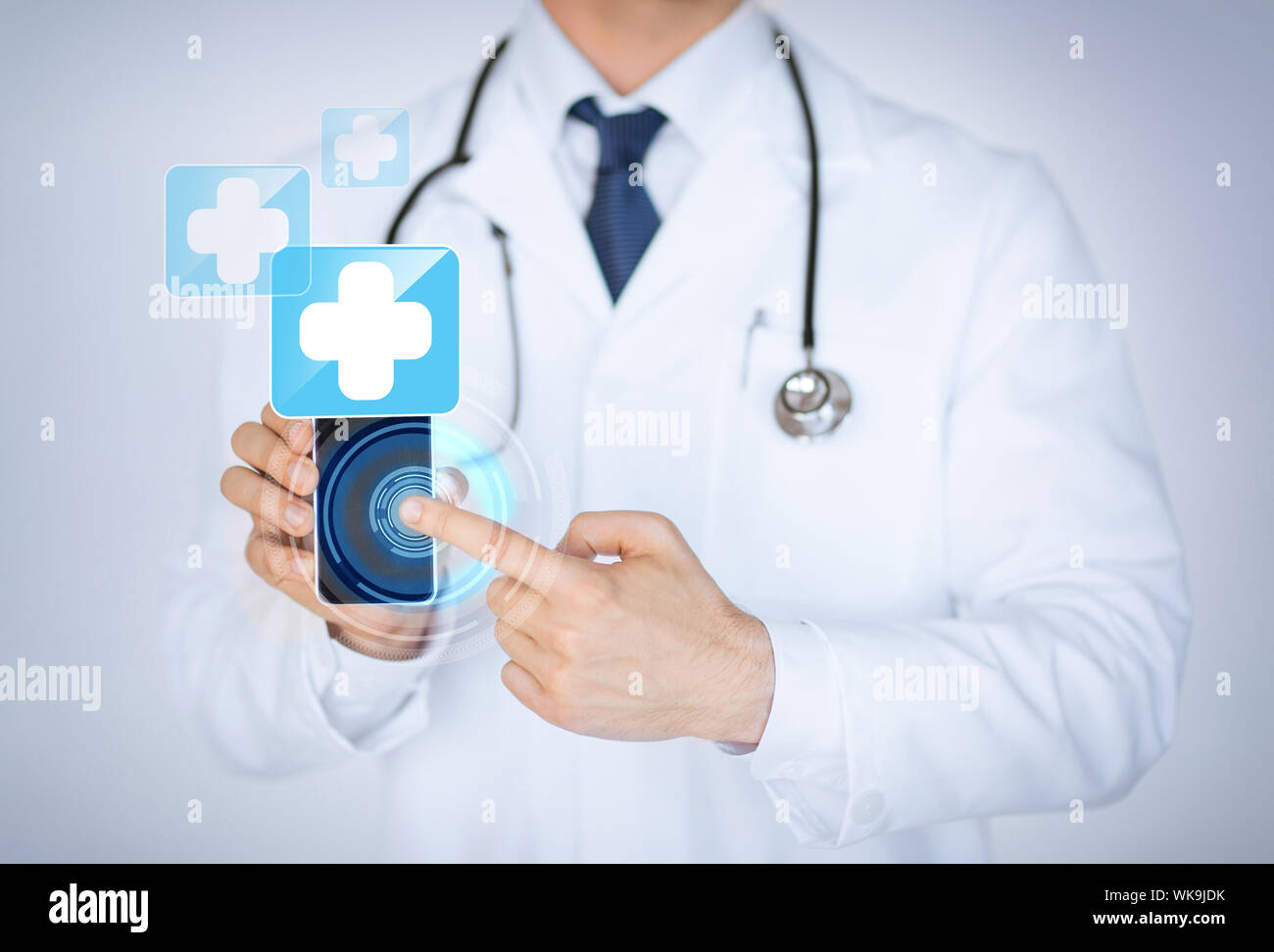 Close up of male doctor holding smartphone avec l'application médicale Banque D'Images