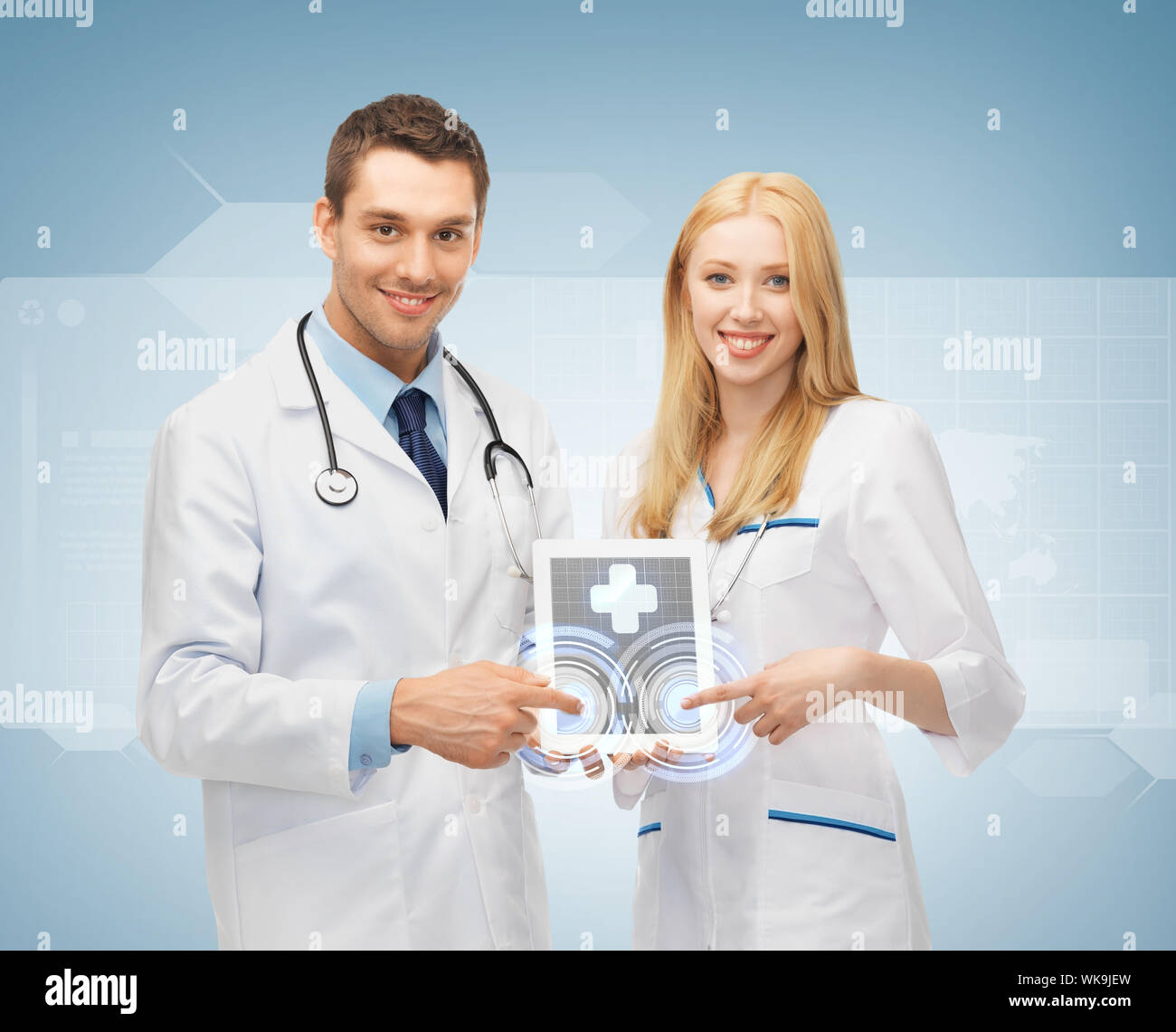 Deux jeunes médecins pointant sur tablet pc avec l'application médicale Banque D'Images
