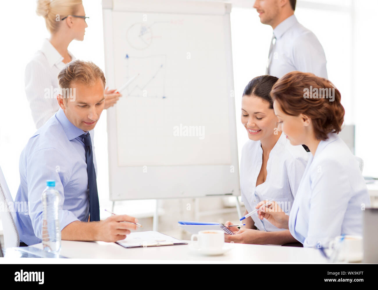 L'équipe d'aborder quelque chose de in office Banque D'Images