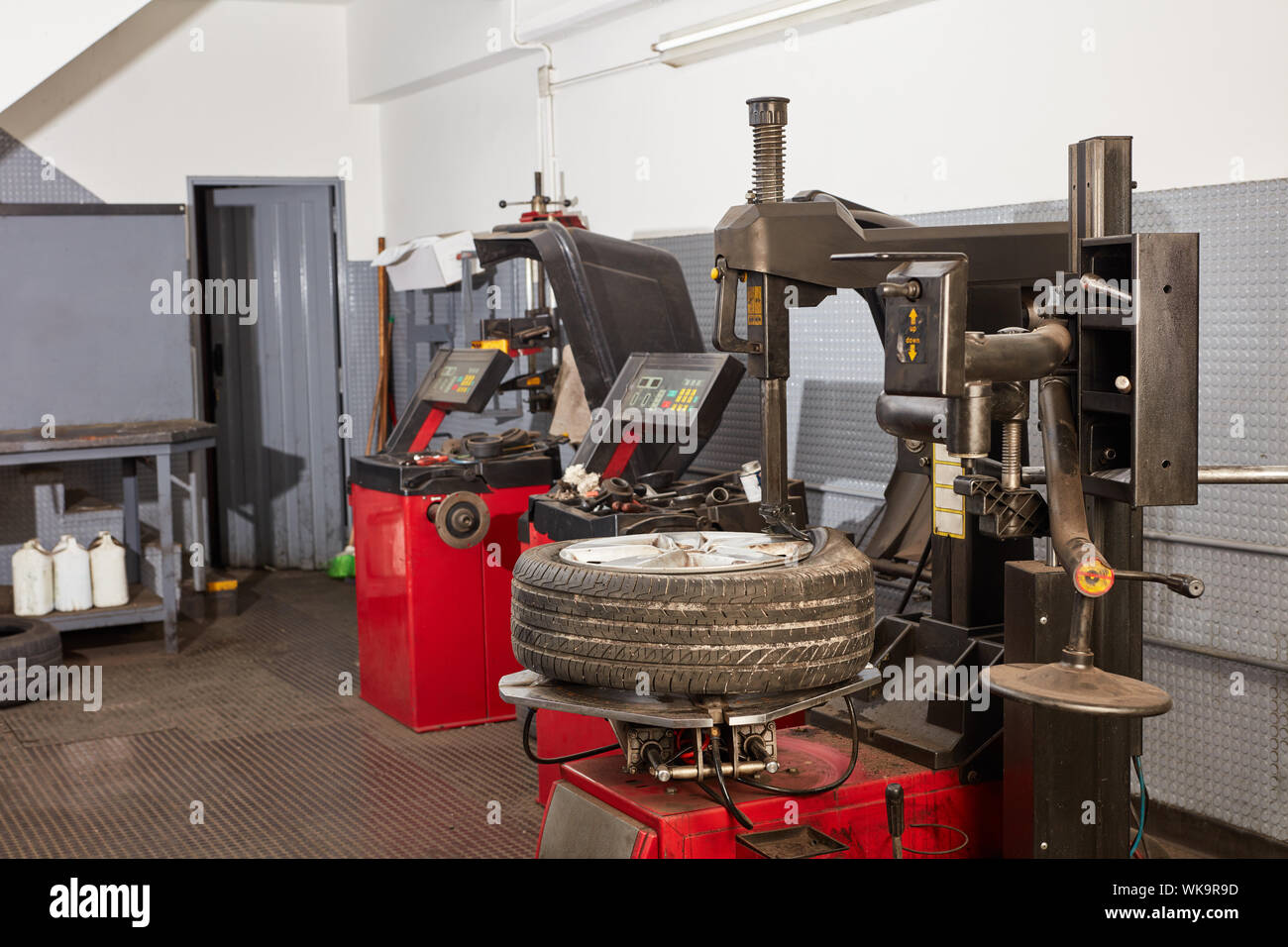 Machine à changer les pneus Banque de photographies et d'images à haute  résolution - Alamy
