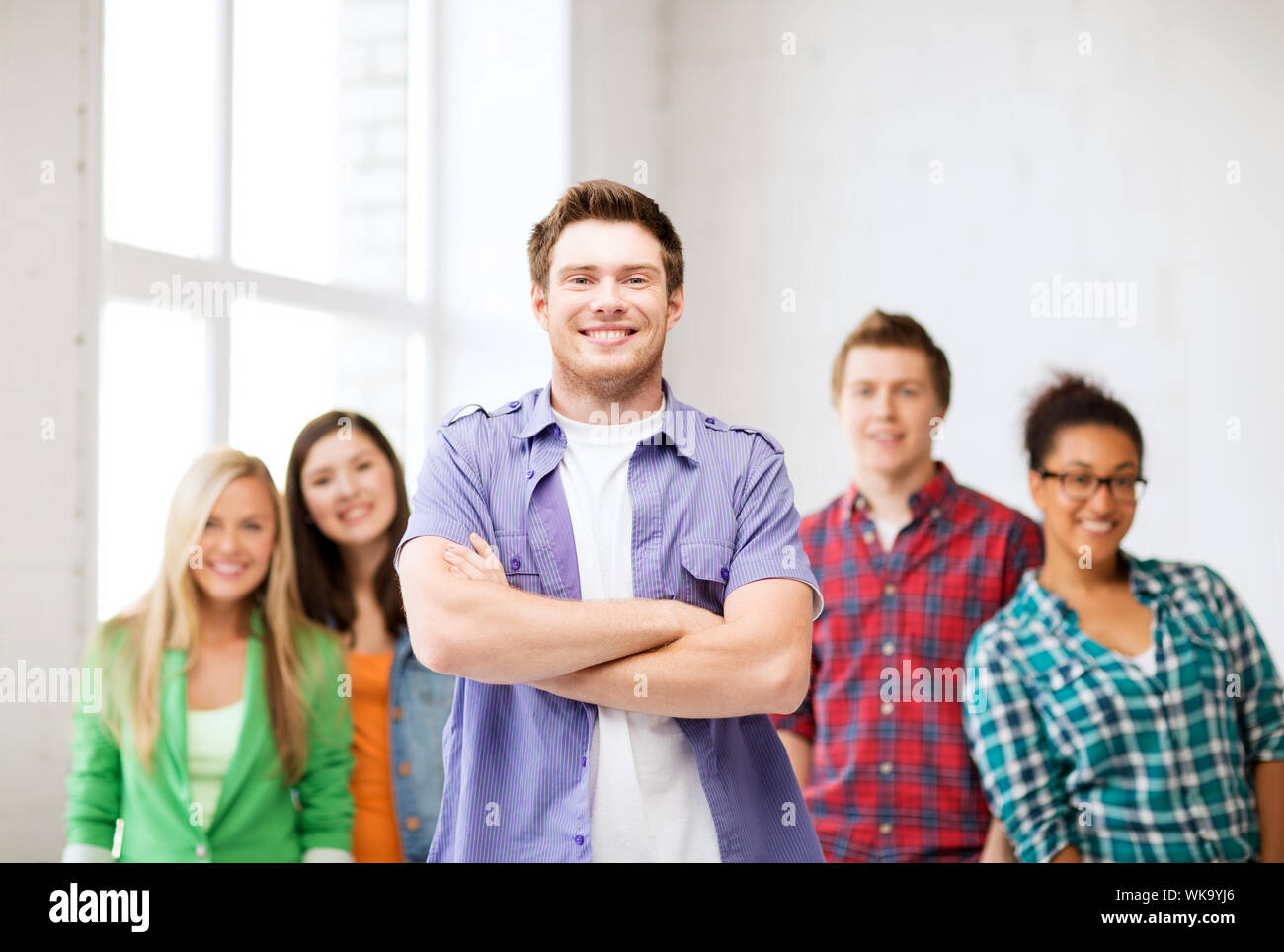 Concept de l'éducation étudiant - garçon avec un groupe d'étudiants à l'école Banque D'Images