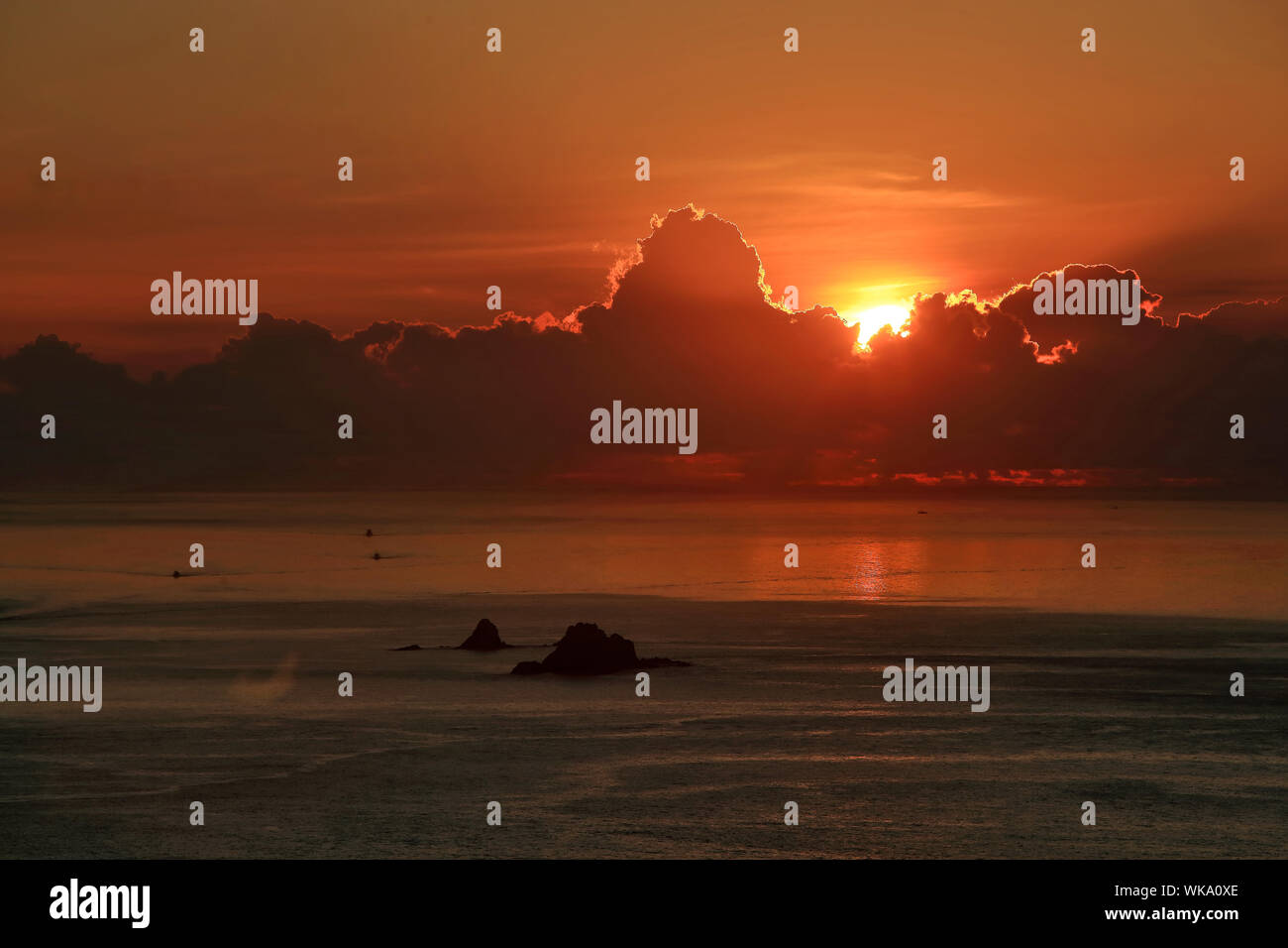Vue panoramique sur mer contre ciel dramatique pendant le coucher du soleil Banque D'Images