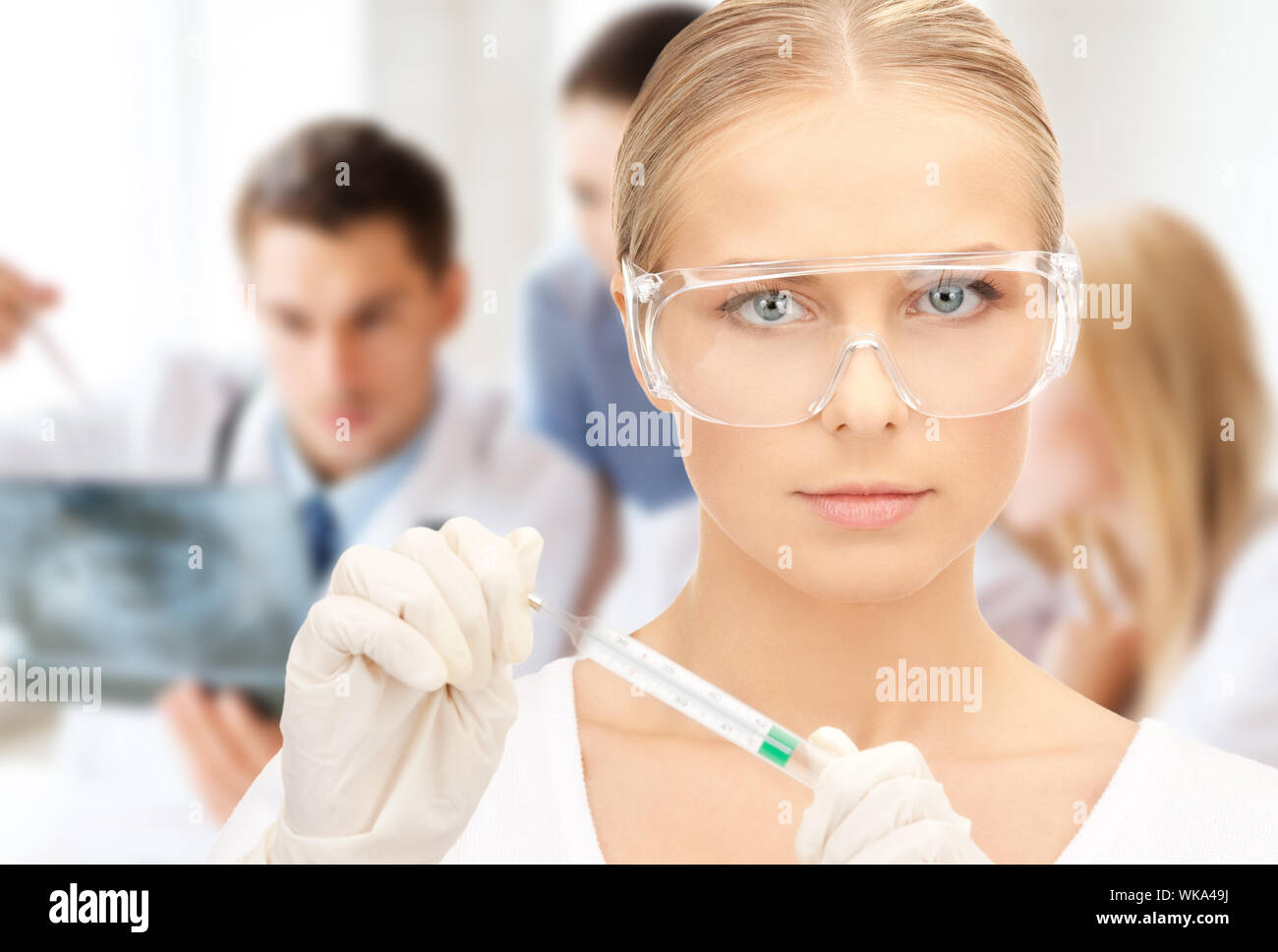 Thermomètre scientist holding Banque D'Images