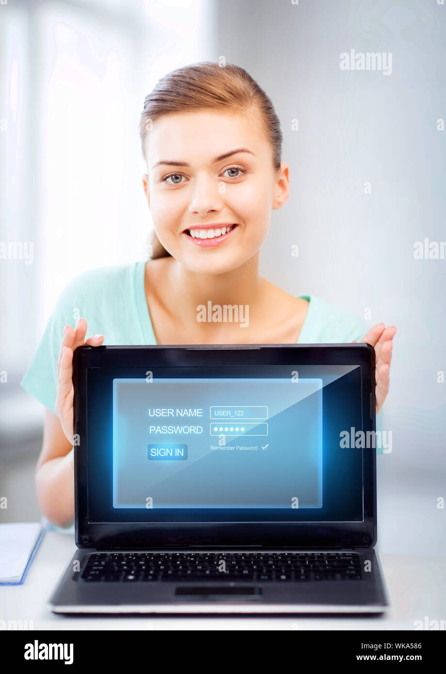 Femme avec un ordinateur portable et un écran virtuel Banque D'Images