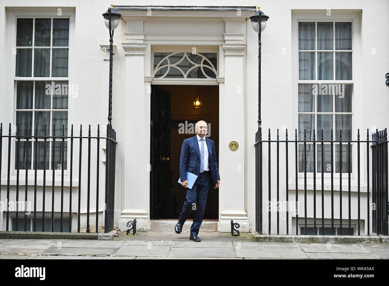 Chancelier de l'Échiquier, Sajid Javid, quitte sa résidence officielle au 11, Downing Street, à Londres, à faire une déclaration devant le Parlement qui va confirmer les budgets ministériels pour l'exercice 2020-2021. Banque D'Images
