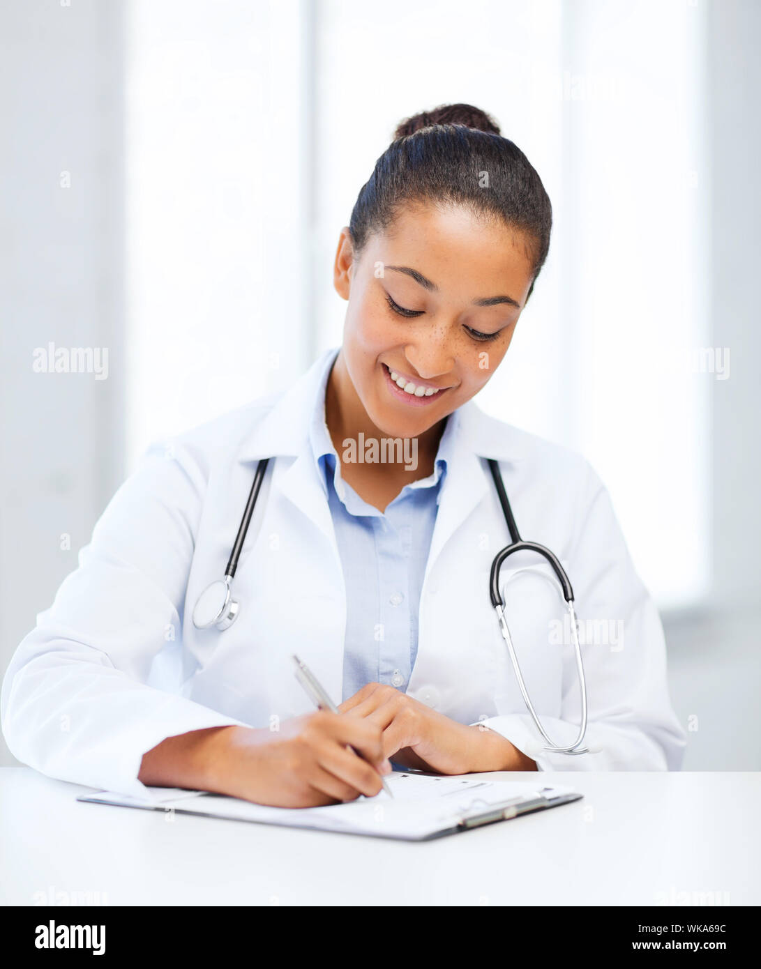 Femme médecin écrit - aucune prescription requise Banque D'Images