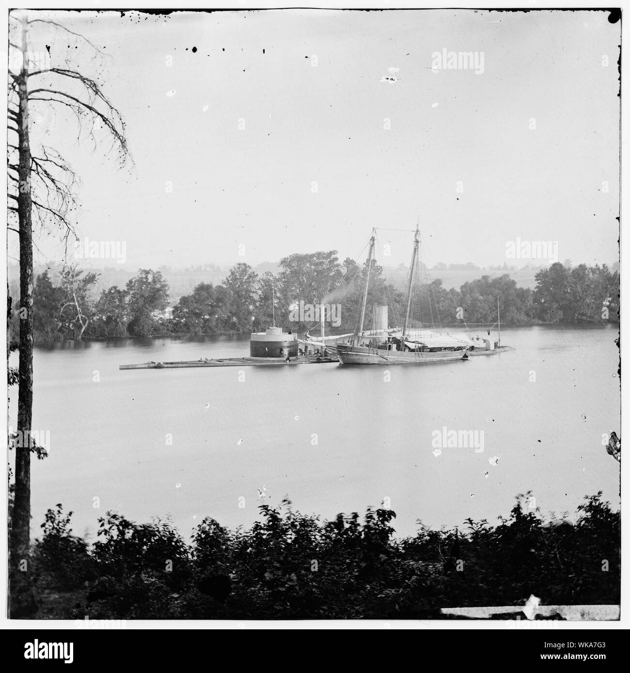 James River, Virginia. Moniteur des États-Unis sur la prise de charbon CANONICUS d'une goélette Banque D'Images