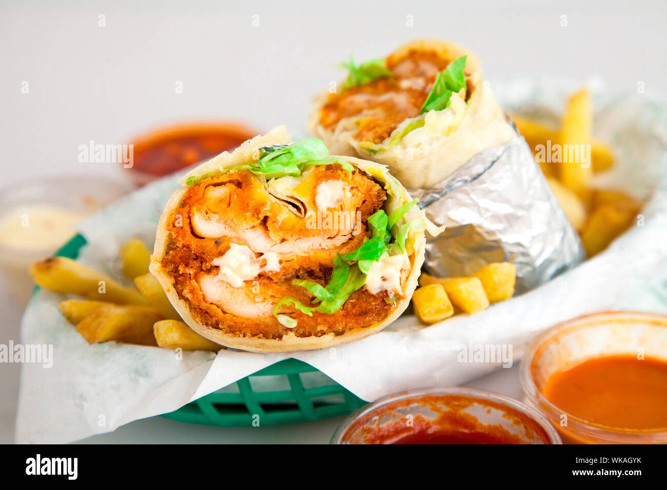 Poêlée de poulet croustillant Burrito Servis avec frites Banque D'Images