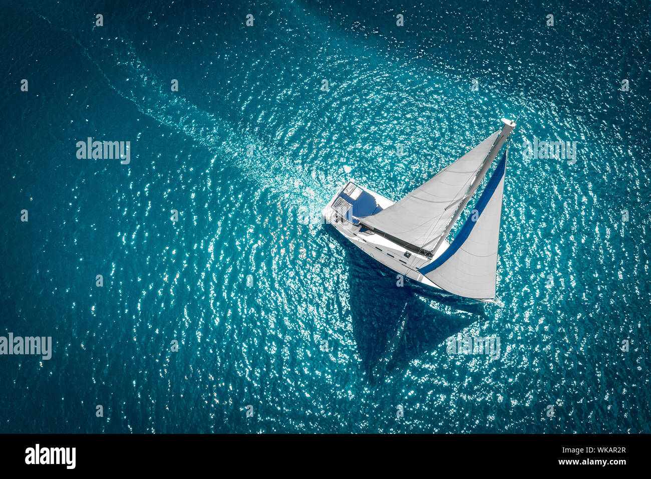 Bateau à voile régate yachts avec voiles blanches à la mer ouverte. Vue aérienne de voilier en condition de vent. Banque D'Images