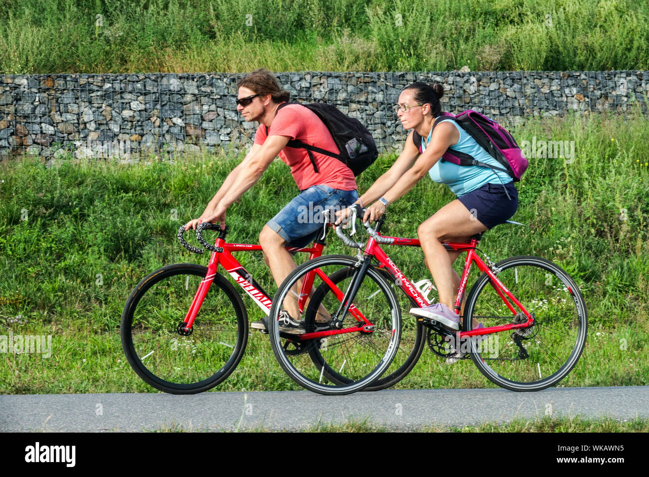 Homme femme vélo sans casque sur la piste cyclable Photo Stock - Alamy