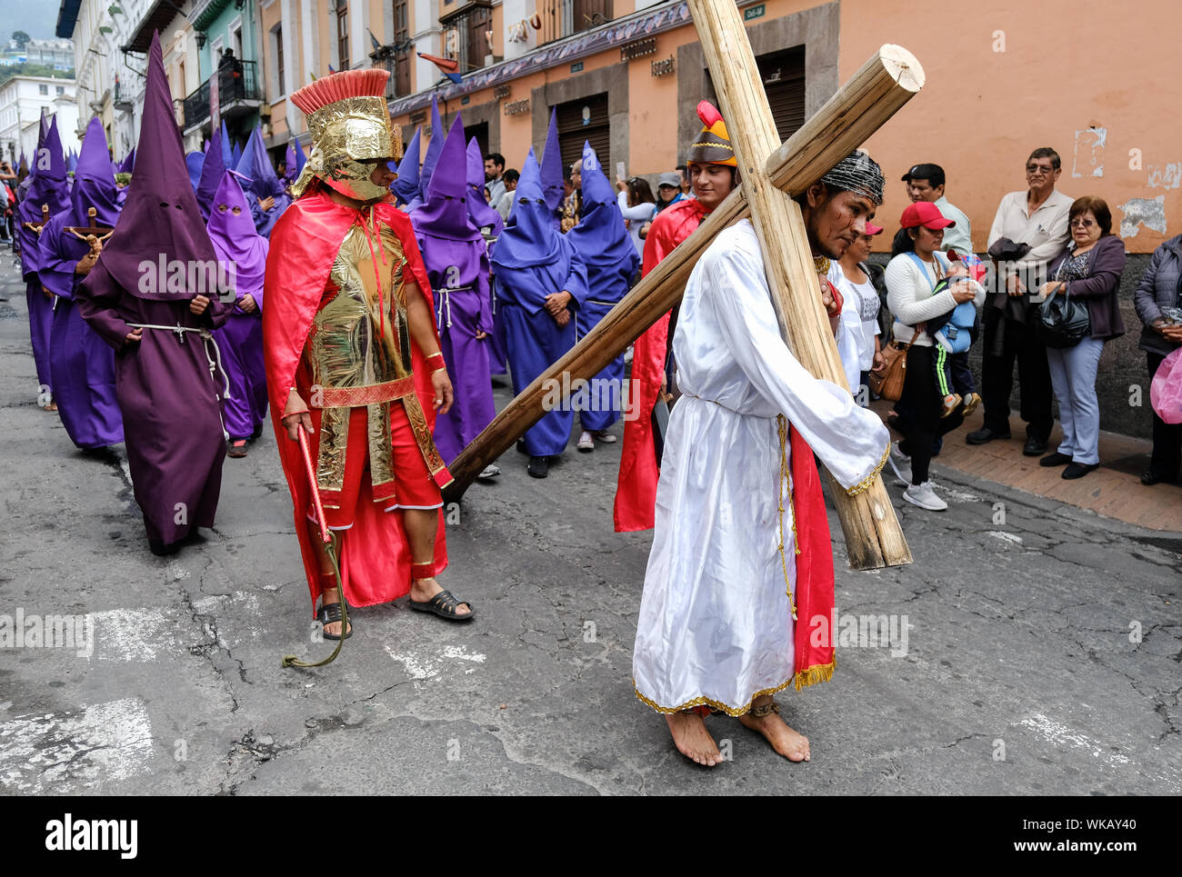 Les cucuruchos de l'Equateur à pied les rues historiques de Quito dans  leurs robes pourpres et colorées cônes iconique le matin du vendredi saint.  La procédure Photo Stock - Alamy