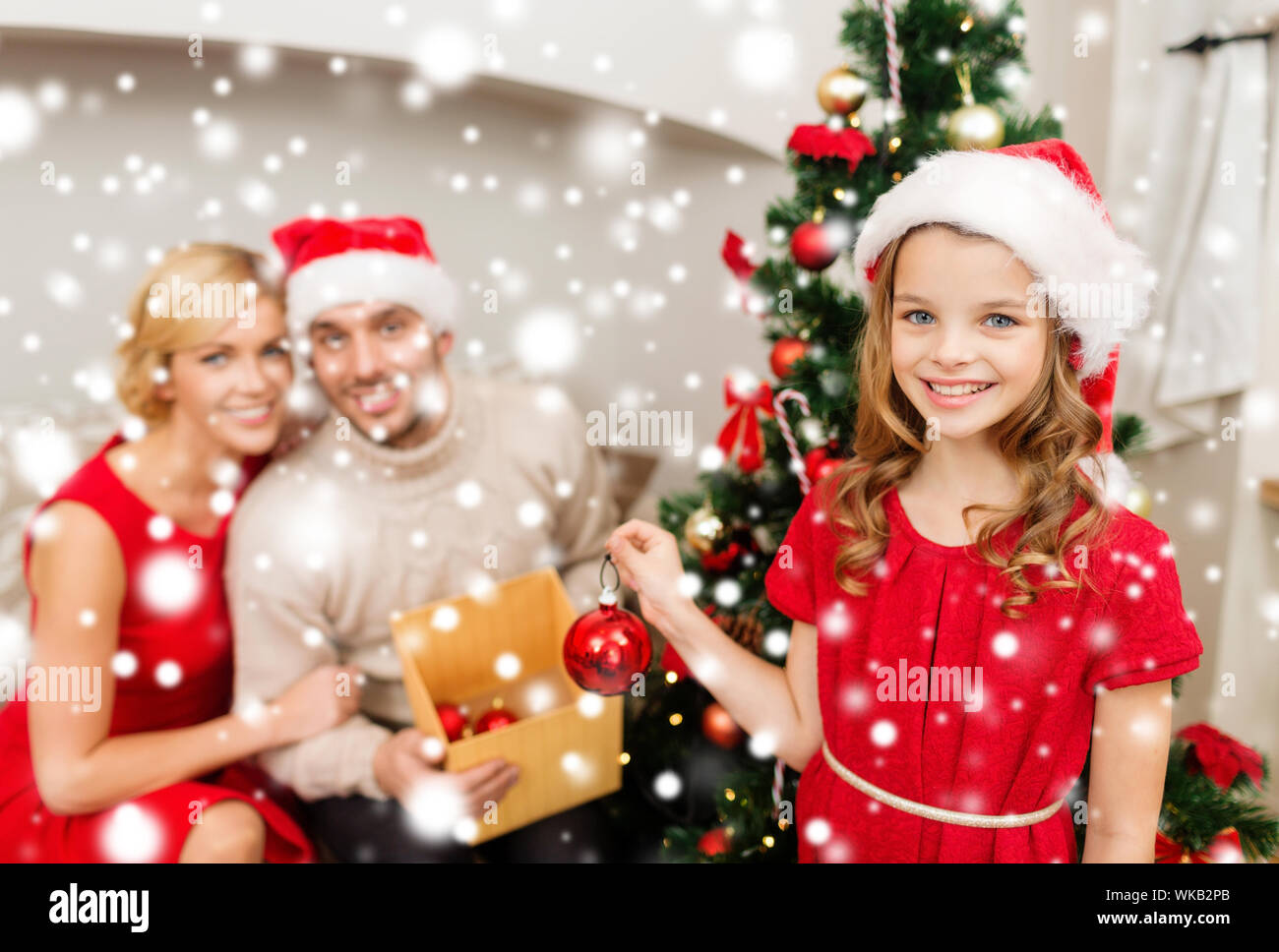 Smiling family decorating Christmas Tree Banque D'Images