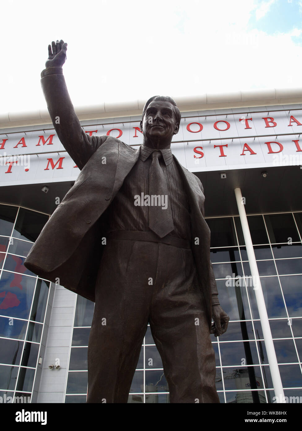 Statue de Ted Bates, dvd, manager et directeur du Club de Football de Southampton, Hampshire, Angleterre Banque D'Images