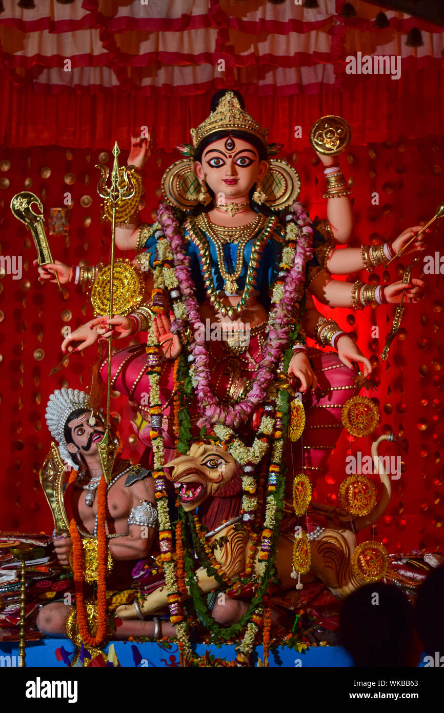 La Déesse Durga idol décorées à Durga Puja pandal, tourné à la lumière colorée, à Kolkata, Bengale occidental, Inde. Durga Puja est plus grande fête religieuse de Banque D'Images