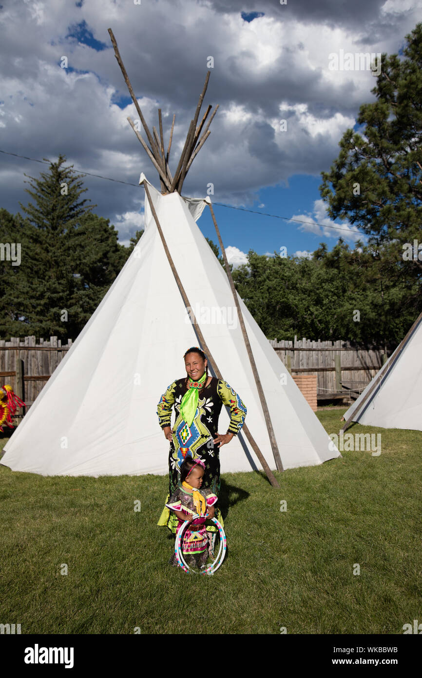 Jasmine et Pickner-Bell Hoksi Aloysia son bébé, Wincincala Bell, deux des participants de la Wind River (Wyoming) au dancing, de tambours, et d'autres manifestations de la vie des Indiens au Village indien sur le terrain de rodéo au Cheyenne Frontier Days Celebration dans la capitale du Wyoming Banque D'Images