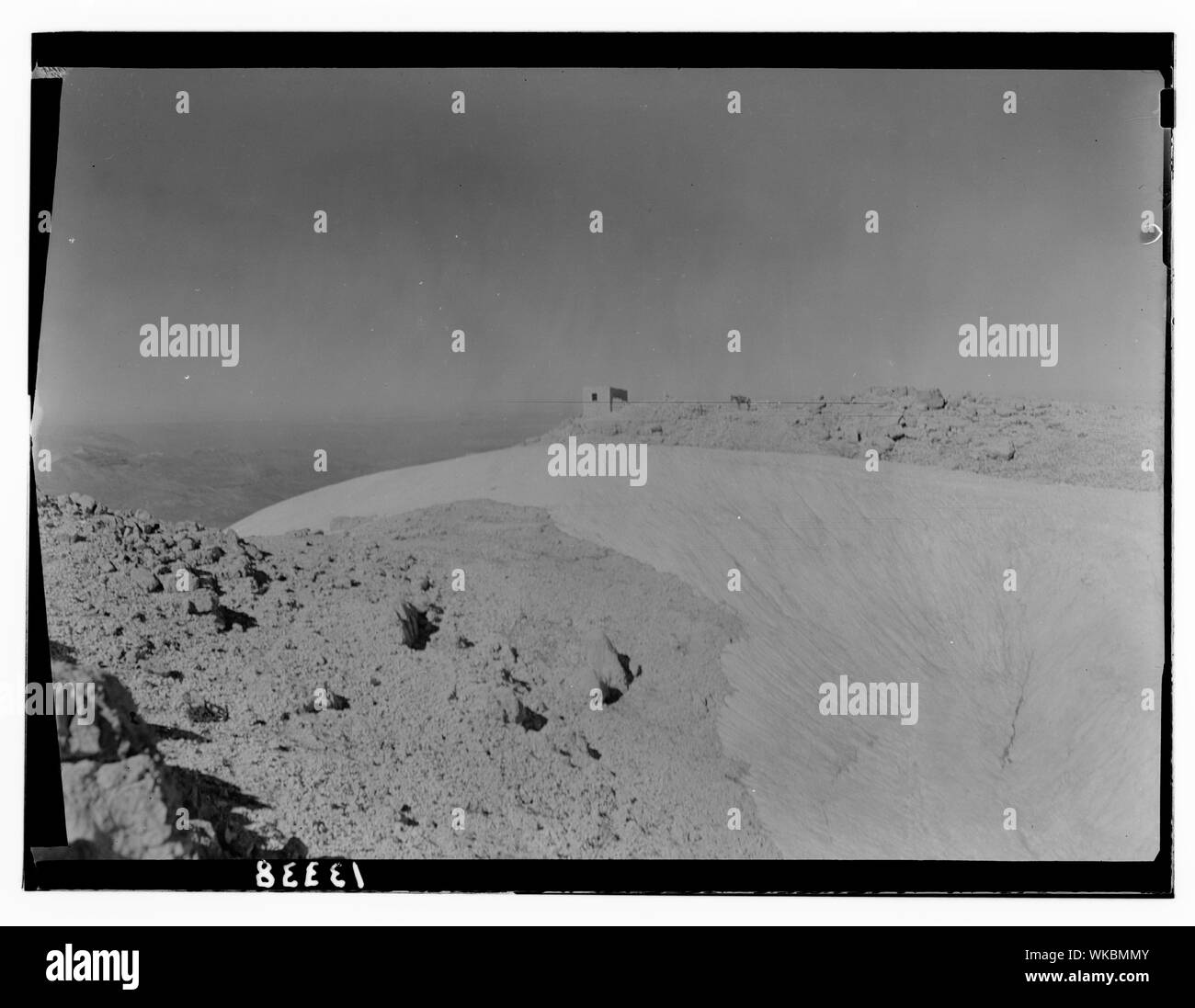 Jebel Sunnin & Beskinta village. Sur le sommet du Djebel Sunnin Banque D'Images