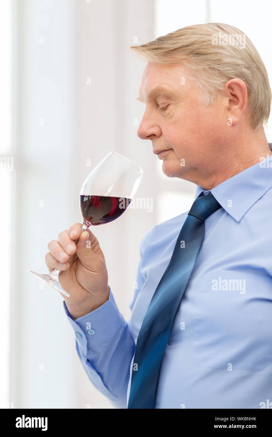 L'alcool et de boissons - concept plus man smelling red wine Banque D'Images