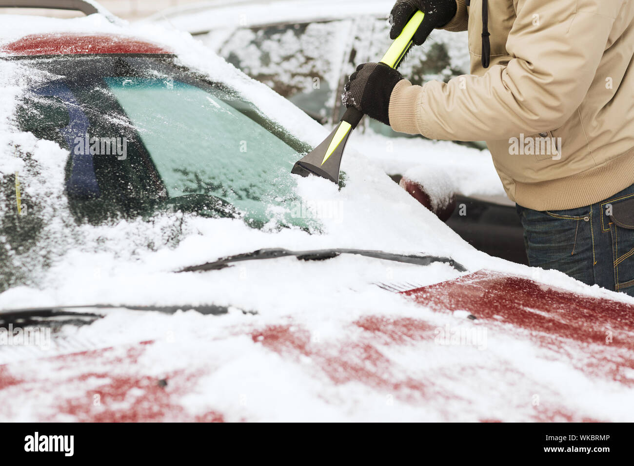 Le grattage de la glace de voiture Banque D'Images