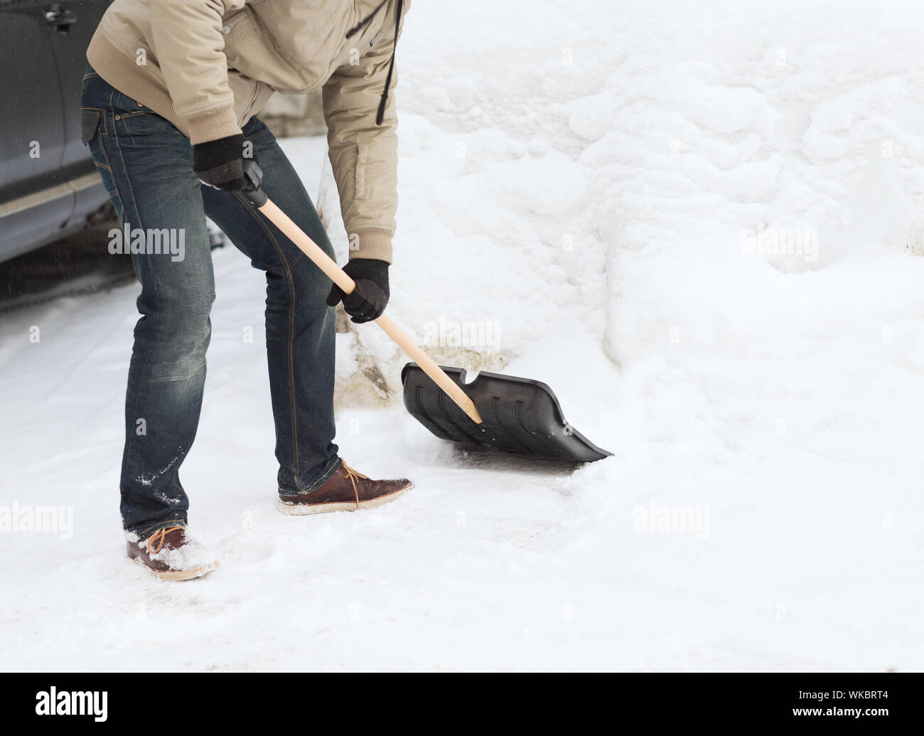 L'homme libre de pelleter la neige de l'allée Banque D'Images