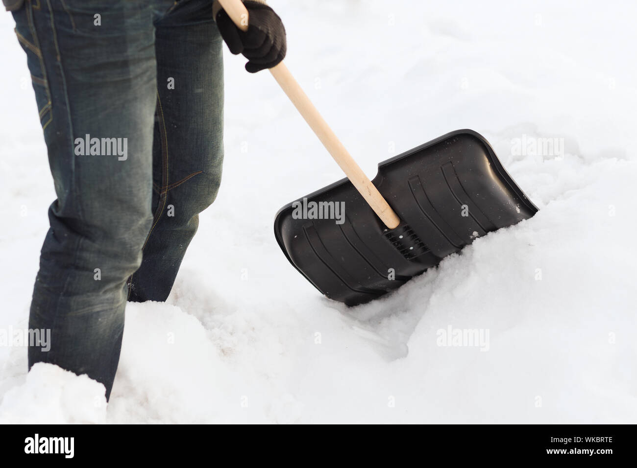 L'homme libre de pelleter la neige de l'allée Banque D'Images