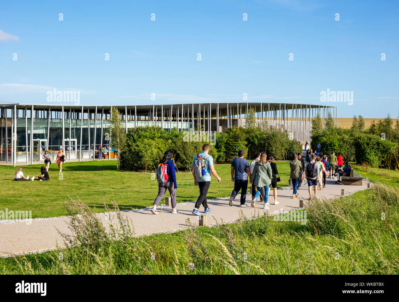Les touristes visitant le nouveau centre de visiteurs près de Amesbury Stonehenge Wiltshire england uk go Europe Banque D'Images