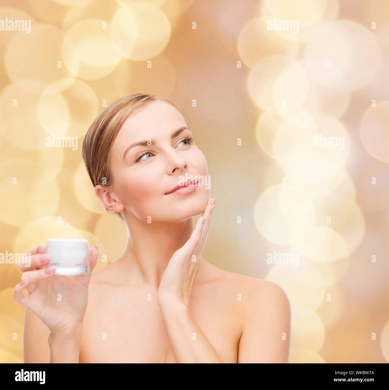 Woman applying cream sur sa peau Banque D'Images