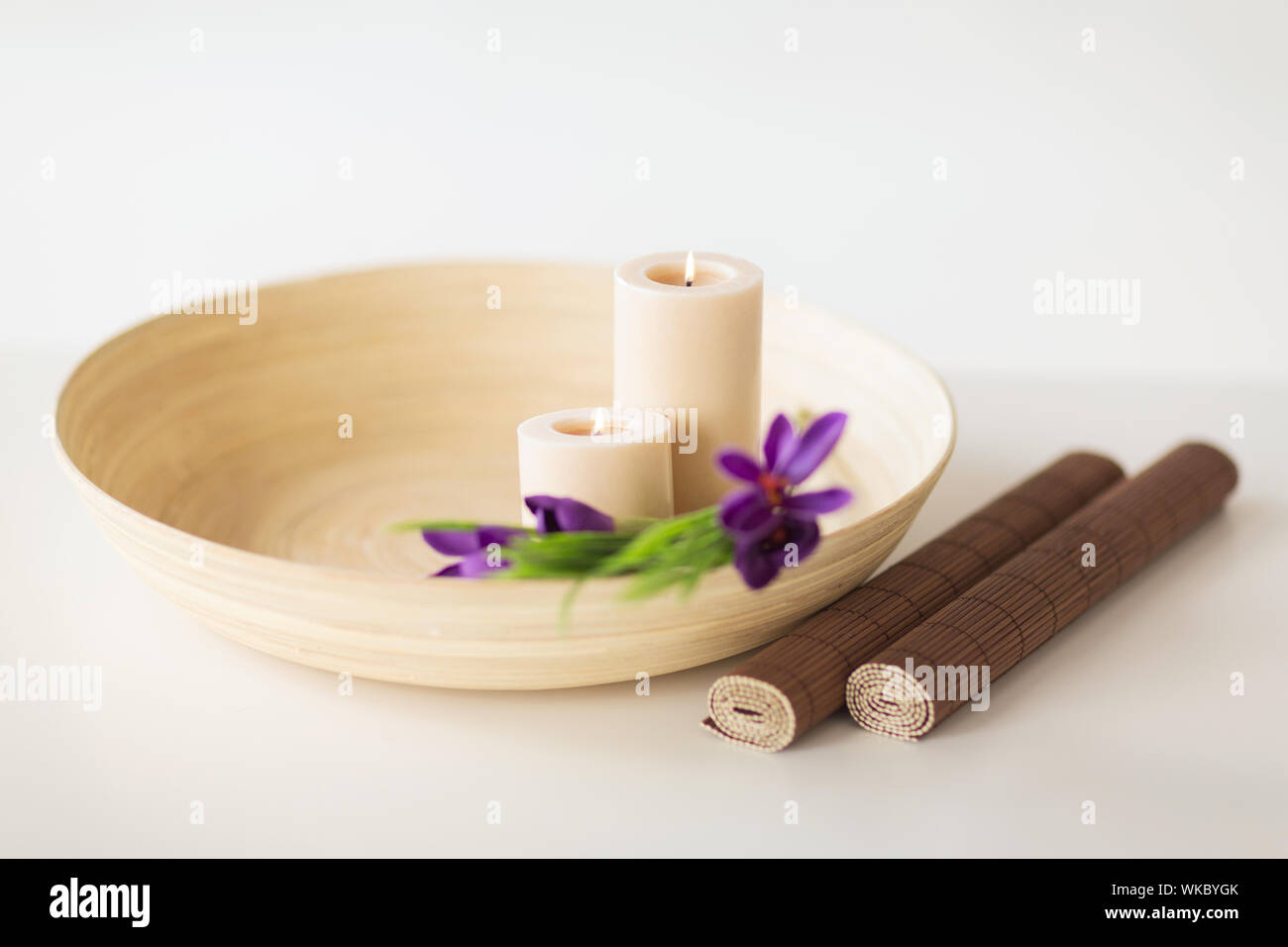 Bougies et fleurs de l'iris dans l'intestin en bois et tapis Banque D'Images