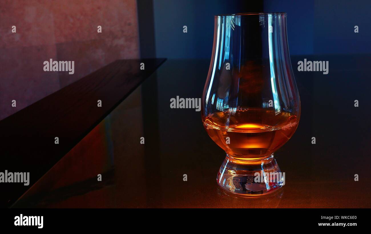 Close-up de whisky écossais dans le verre sur la table Banque D'Images