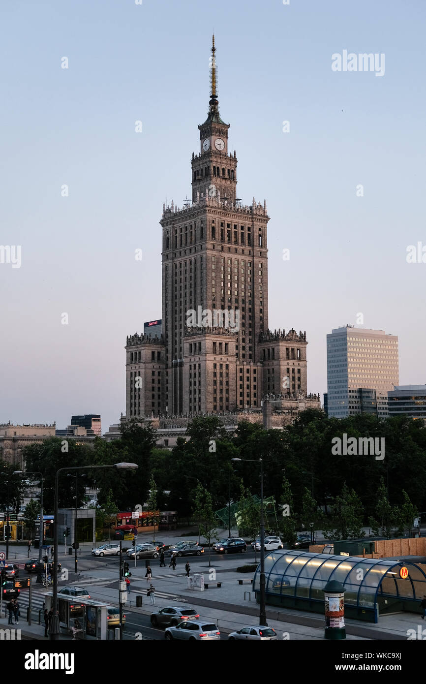 Vue sur le Palais de la Culture et de la science à Varsovie, Pologne. L'PKiN, conçu par l'architecte soviétique Lev Roudnev, est le 6ème plus haut bâtiment de l'E Banque D'Images