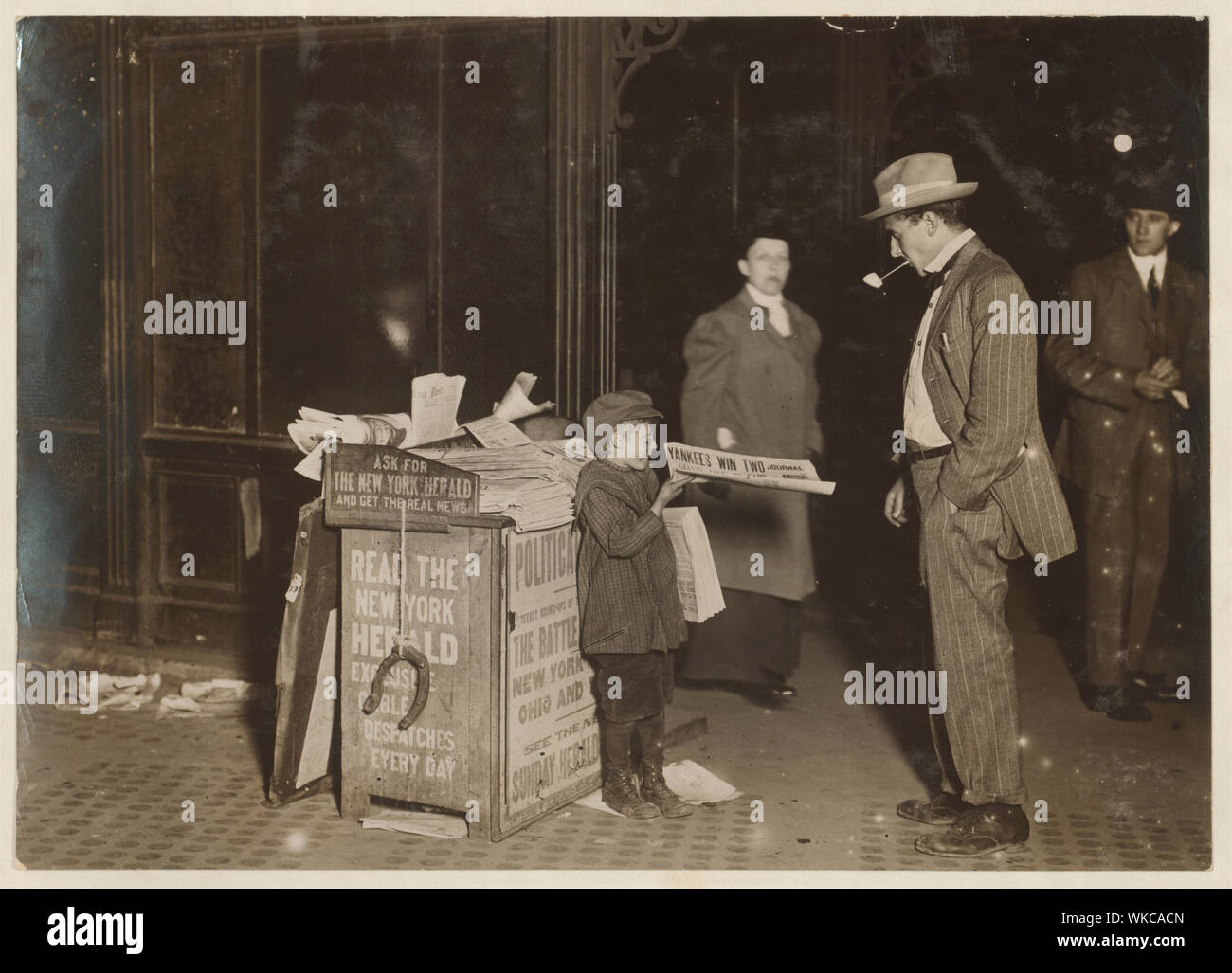 Jerald Schaitberger de 416 W 57th St. N.Y. qui aide un garçon plus âgé vente papiers jusqu'à 22 h sur Columbus Circle. 7 ans. 9:30, 8 octobre 1910. Résumé : des photographies sur les dossiers de la Commission nationale sur le travail des enfants (États-Unis) Banque D'Images