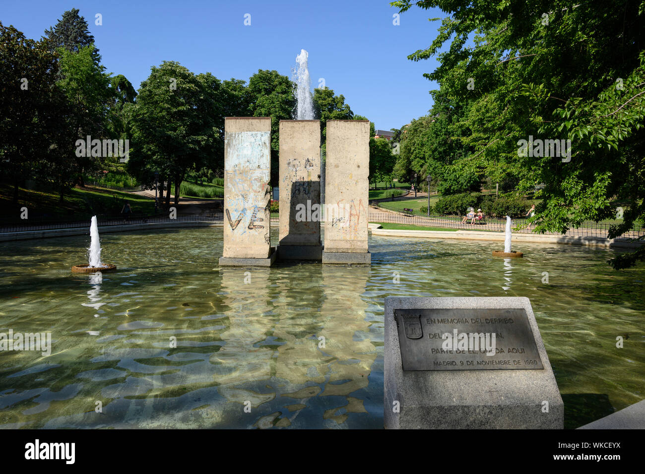 Madrid. L'Espagne. Parque de Berlín, vestiges du Mur de Berlin constituent le joyau de la fontaine dédiée à la démolition du mur de Berlin. Banque D'Images