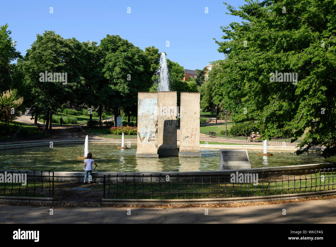 Madrid. L'Espagne. Parque de Berlín, vestiges du Mur de Berlin constituent le joyau de la fontaine dédiée à la démolition du mur de Berlin. Banque D'Images
