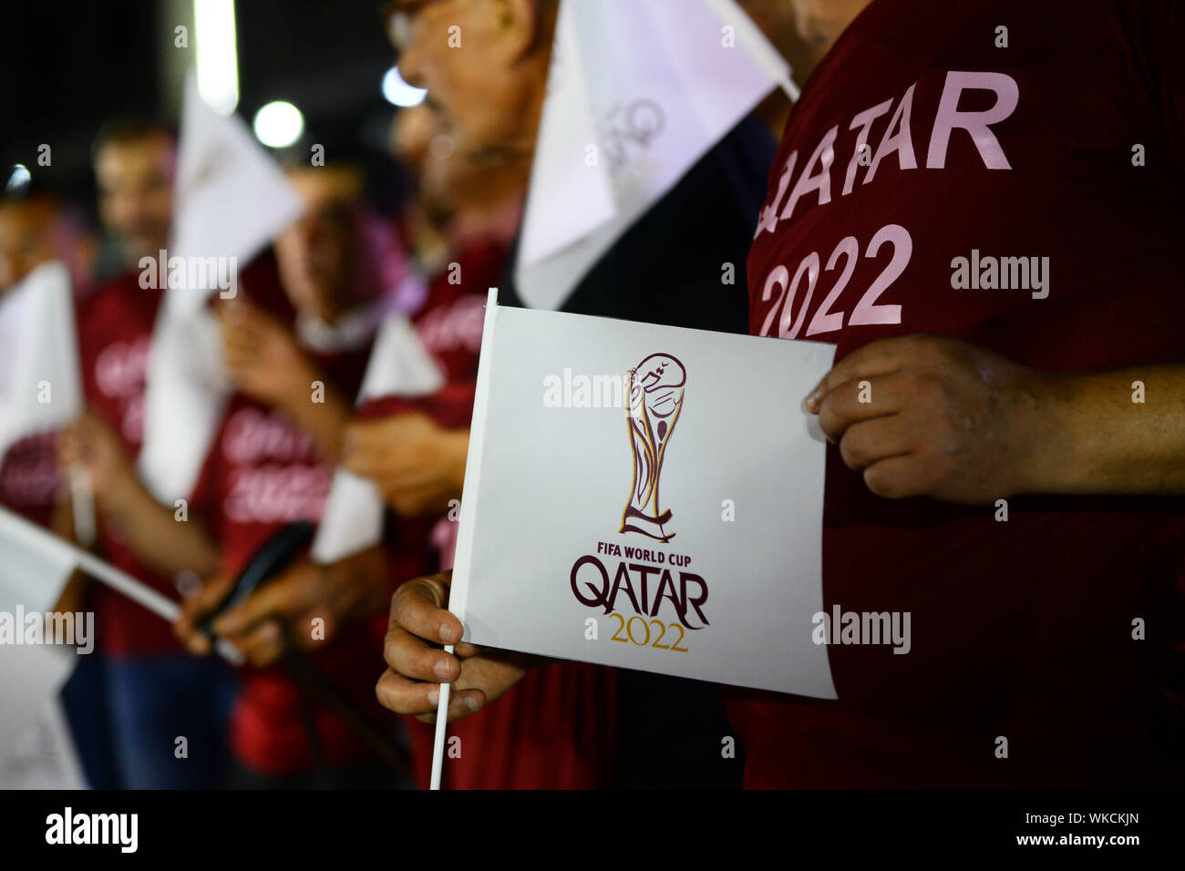 (190904) -- GAZA, 4 septembre 2019 (Xinhua) -- des citoyens palestiniens de célébrer le lancement du logo officiel de la Coupe du monde au Qatar en 2022, dans la ville de Gaza, le 3 septembre 2019. (Str/AFP) Banque D'Images