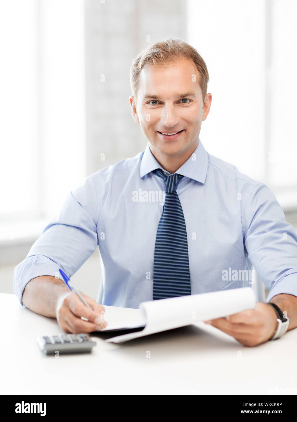 Businessman avec bloc-notes et calculatrice Banque D'Images