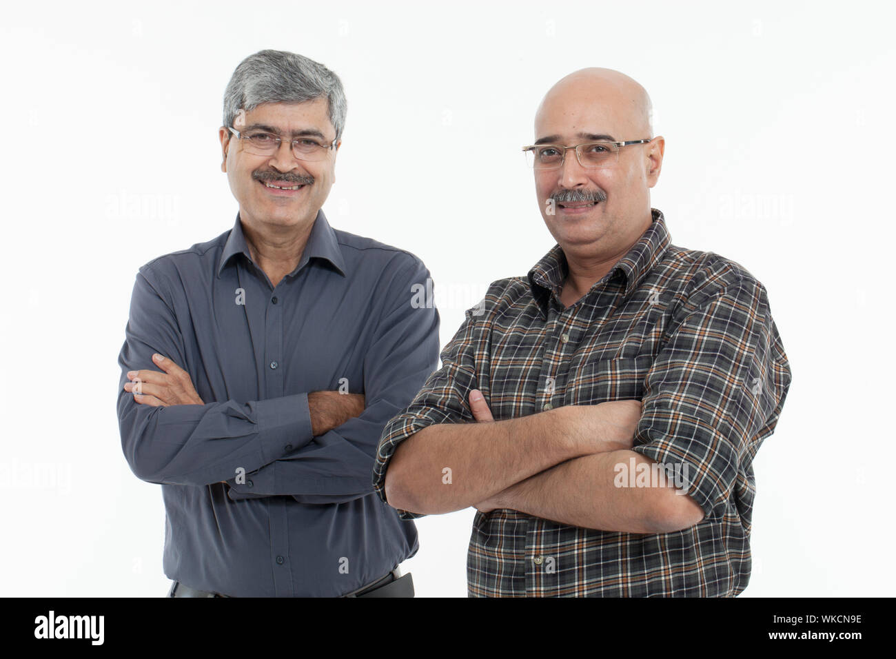 Deux hommes d'ensemble permanent and smiling Banque D'Images