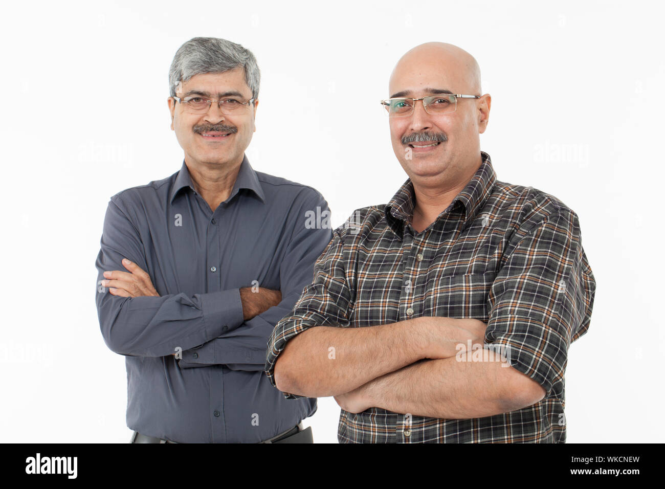 Deux hommes d'ensemble permanent and smiling Banque D'Images