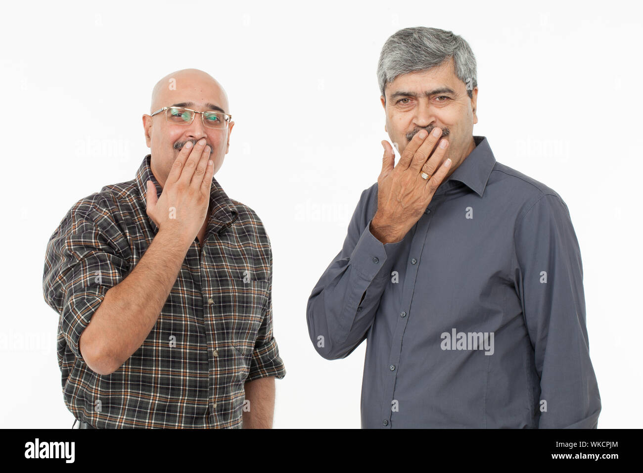 Portrait de deux hommes avec les mains couvrant la bouche Banque D'Images