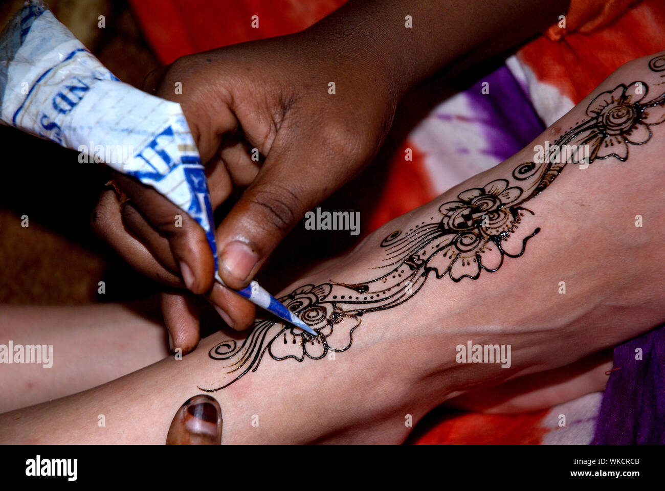 Portrait De Lartiste Lapplication De Tatouage Au Henné Sur