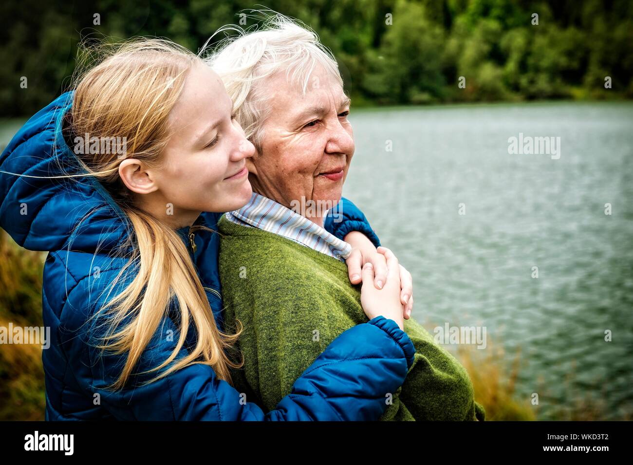 Close-up of Woman Embracing grand-mère Banque D'Images