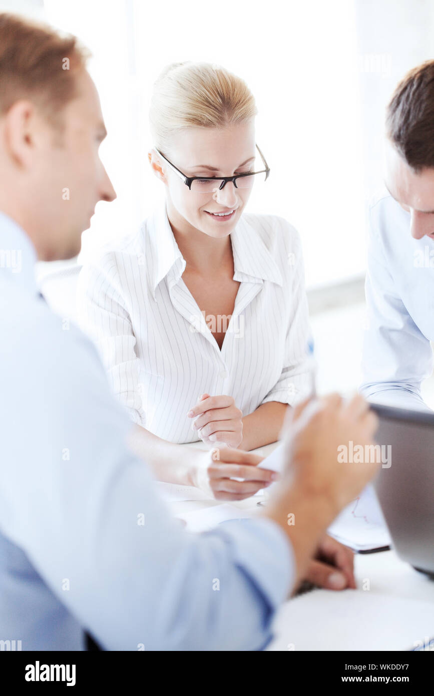 Businesswoman with team sur meeting in office Banque D'Images