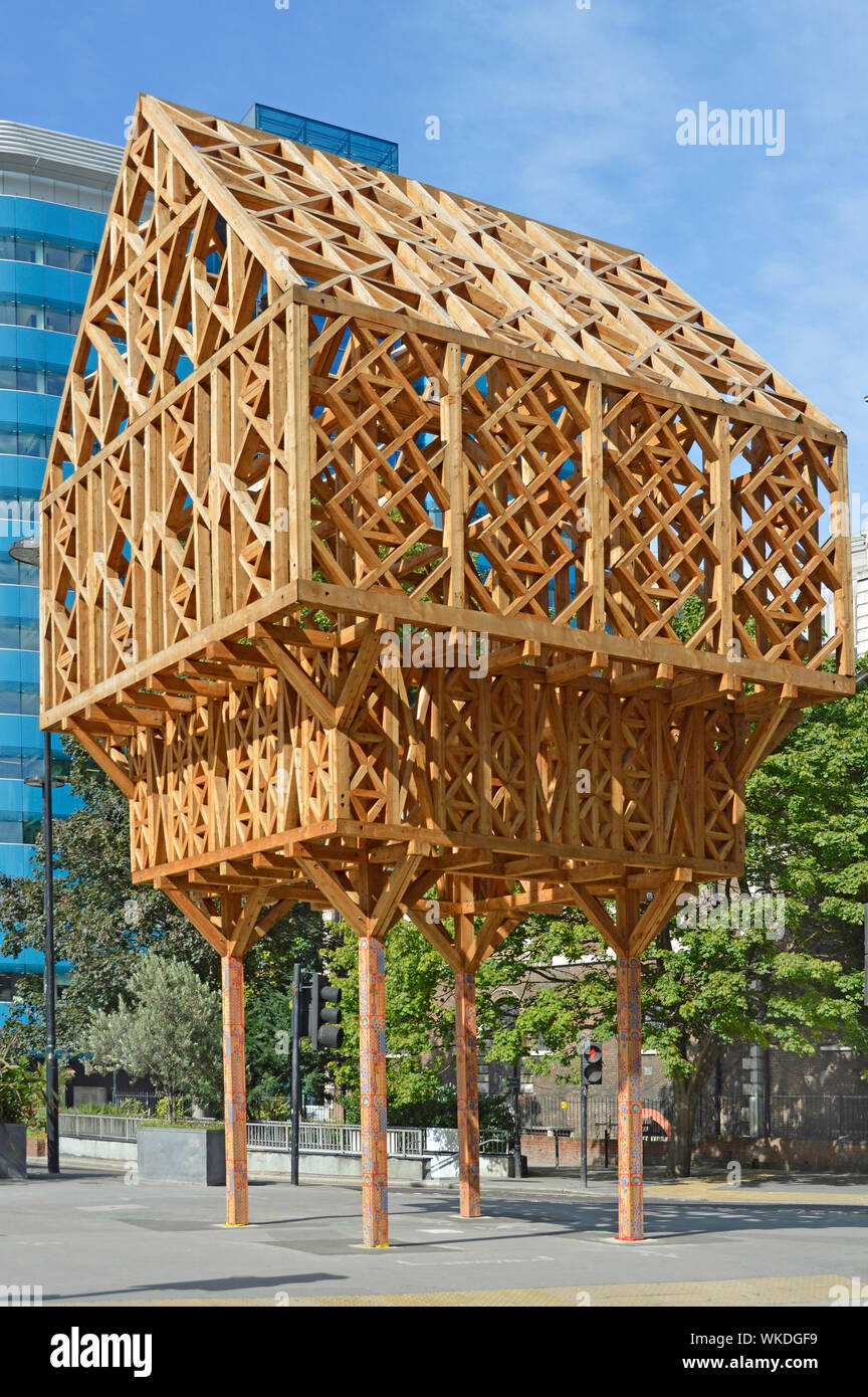 Paleys sur Pilers de mélèzes au bâtiment à ossature bois site où Geoffrey Chaucer vivaient dans des bureaux modernes à côté d'Aldgate dans City of London England UK Banque D'Images