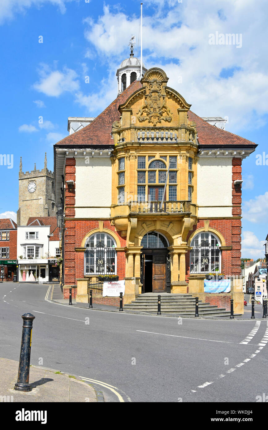 Marlborough Old Town Hall bâtiment victorien classé historique dans la rue principale de marché anglais town sur occupation A4 & junction Wiltshire England UK Banque D'Images