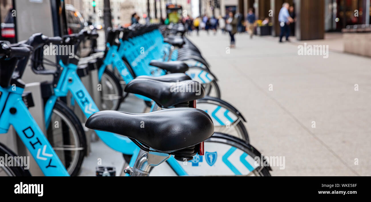 Chicago, Illinois, US. 9 mai 2019 : vélos pour la ville de voitures en stationnement sur la rue, centre-ville dans un matin de printemps, copy space Banque D'Images