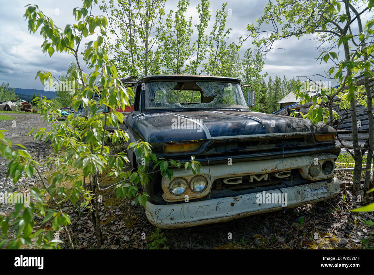 Vieille voiture,GMC, dans McCarthy, Alaska, United States. Autorack dans McCarthy, Alaska, USA Banque D'Images