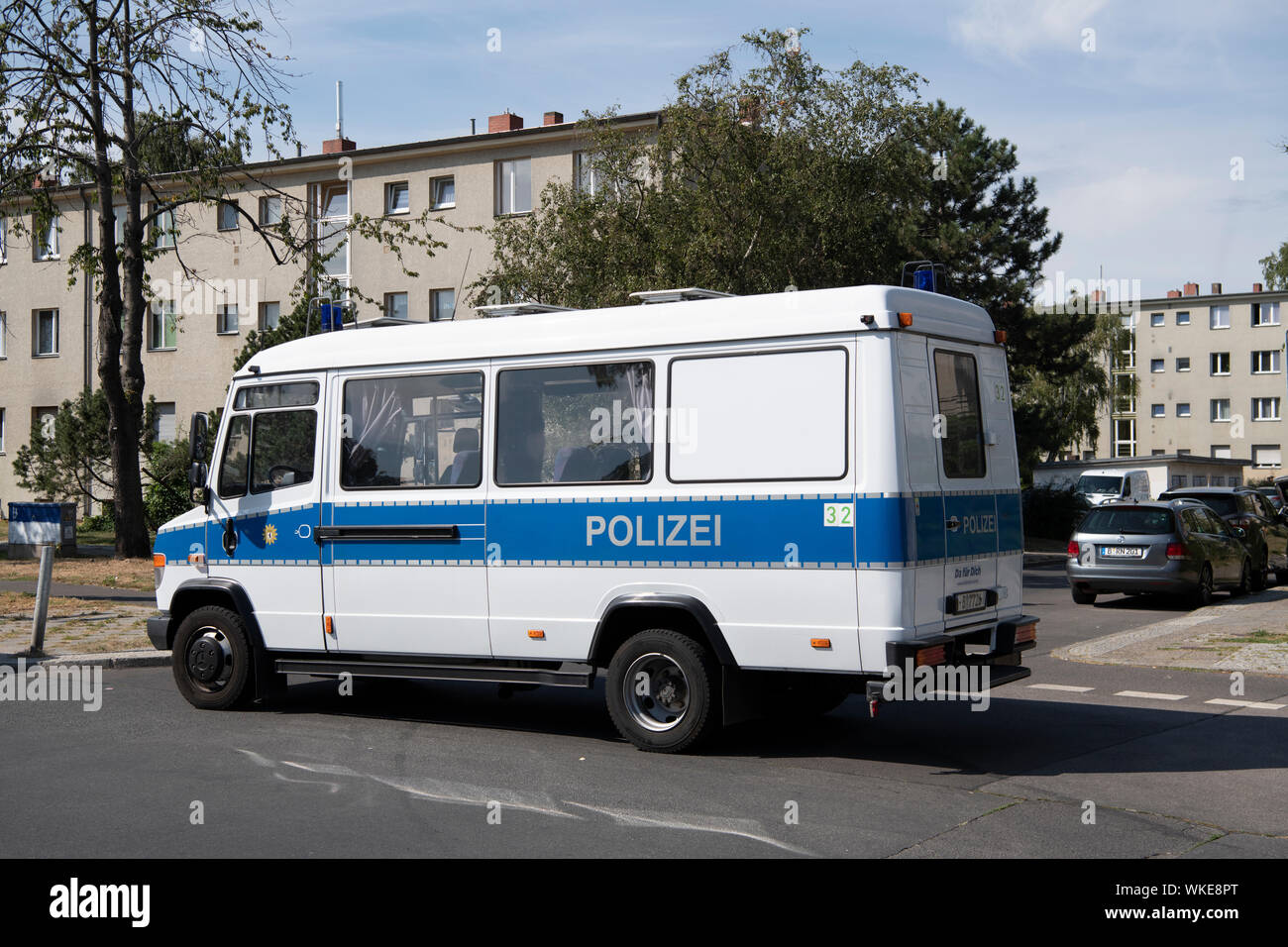 Berlin, Allemagne. 08Th Sep 2019. Une voiture de police est debout près de l'Bruno-Taut-Ring dans Neukölln. Un homme de 40 ans a été attaqué et il y a des blessures mortelles. L'homme était gorgé de sang trouvés le mercredi matin en face d'une maison sur l'anneau de Bruno Taut et est mort un peu plus tard à l'hôpital, la police a déclaré. Crédit : Paul Zinken/dpa/Alamy Live News Banque D'Images