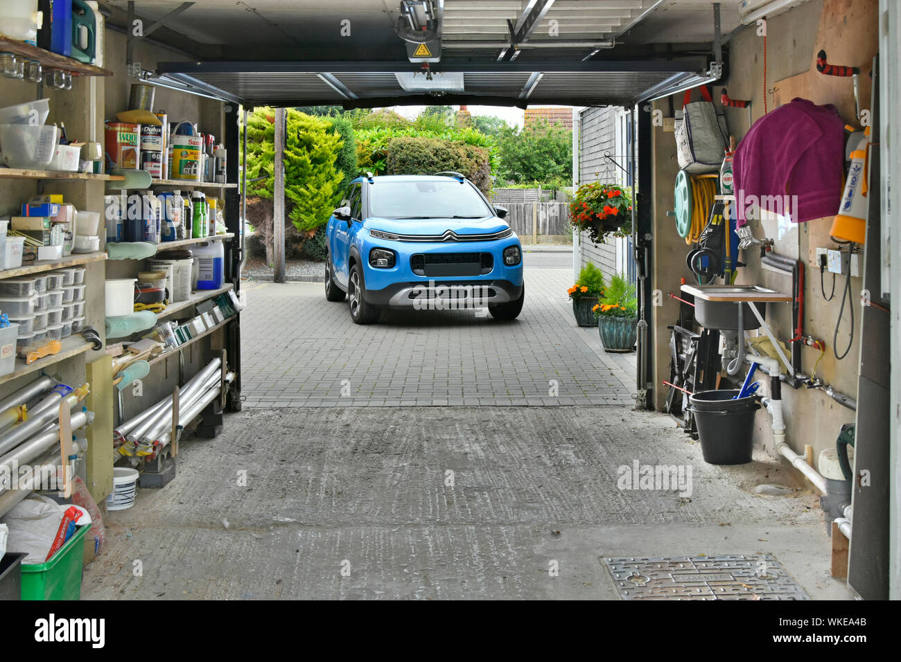 Citroen C3 Aircross SUV & entrée de garage attenant à la maison utilisée pour voiture & Stockage des outils et accessoires accueil produits chimiques jardin England UK Banque D'Images