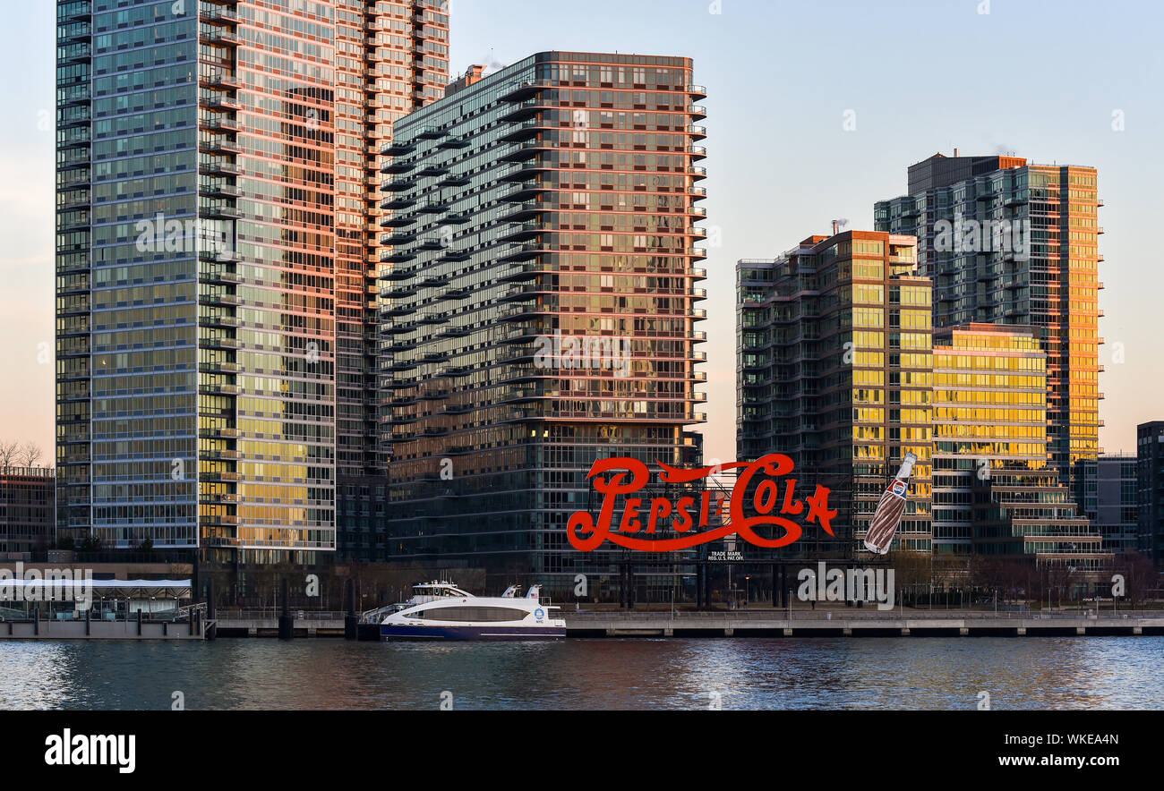 NEW YORK / USA - 26 janvier 2018 : Monument Pepsi Cola signer à Long Island City au coucher du soleil, capturées à partir de la toute fin de Roosevelt Island. Banque D'Images