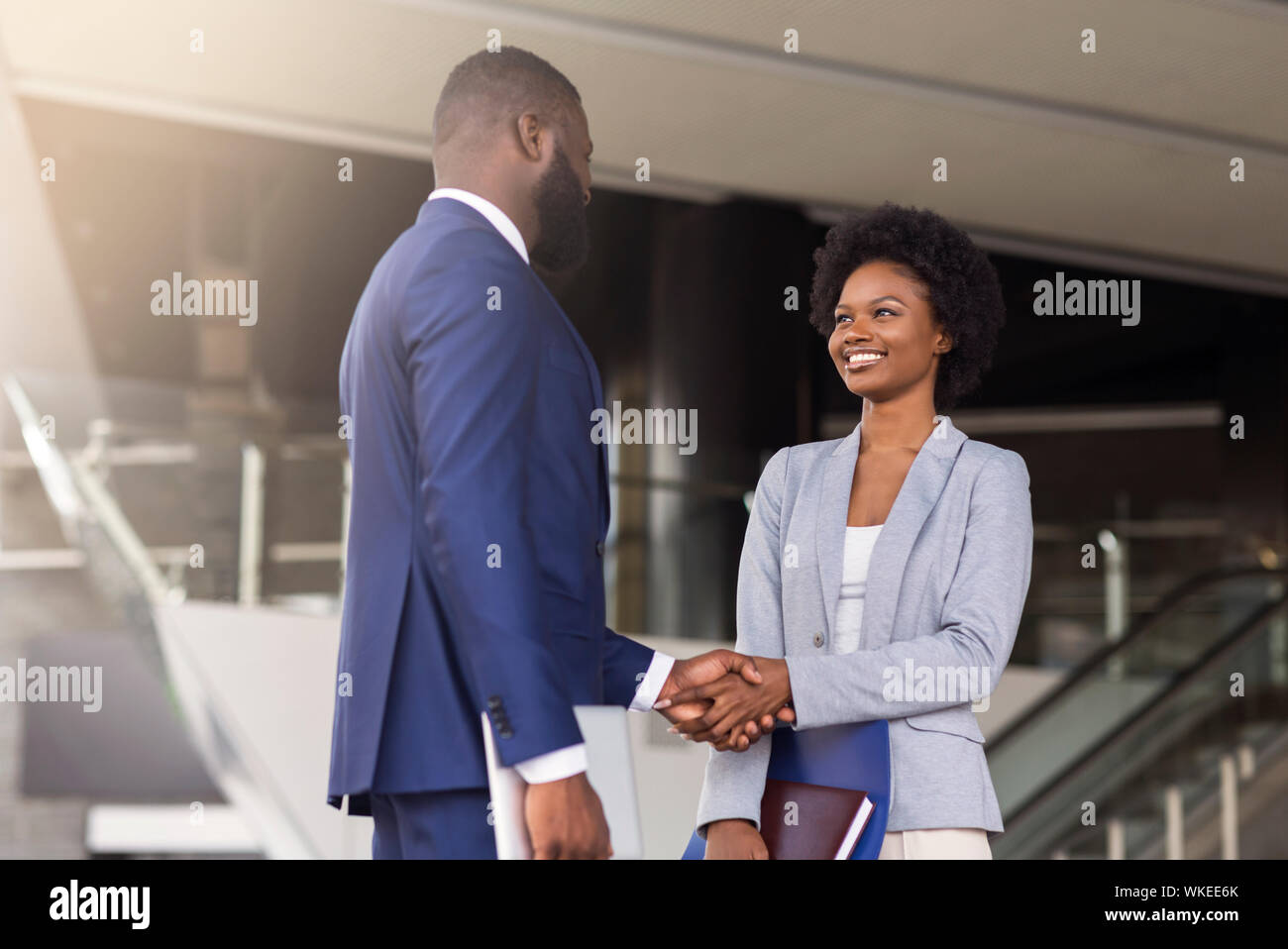 Enchanté de vous rencontrer. Deux hommes d'affaires de l'Afrique de l'introduction de l'extérieur Banque D'Images