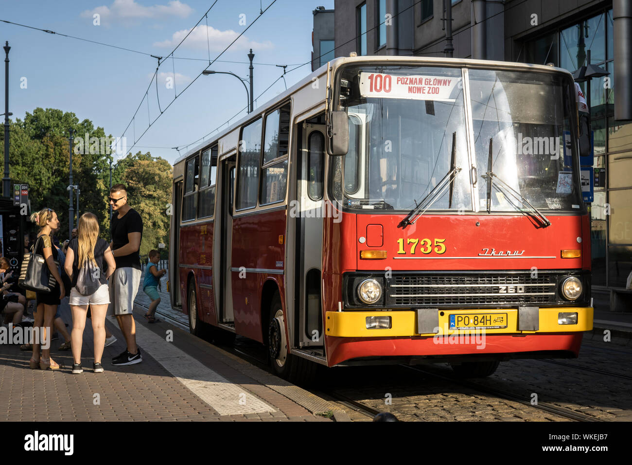 Poznan, Pologne - 31 août 2019 : Hop on hop off bus vintage ligne touristique dans le centre-ville. Banque D'Images